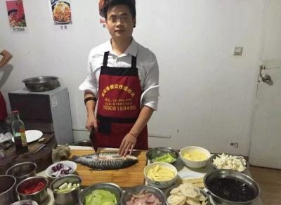  成人AV水蜜桃精品现场制作烤鱼技术