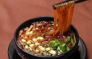 成都小吃肥肠粉搭配“锅盔”，一个锅盔3两肉！