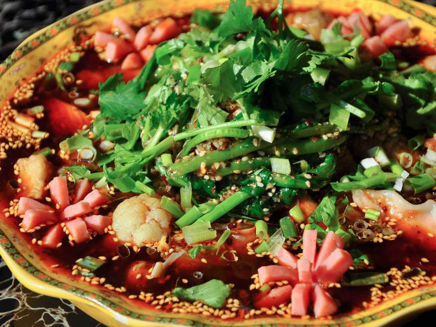 冒菜也叫火锅菜，是一种烫煮的形式