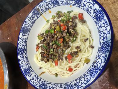 如何选择面食日韩精品一区二区三区水蜜桃学校？师资力量与教学内容全面性至关重要